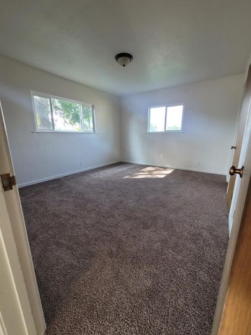 332 W Walnut Avenue, Visalia, CA 93277