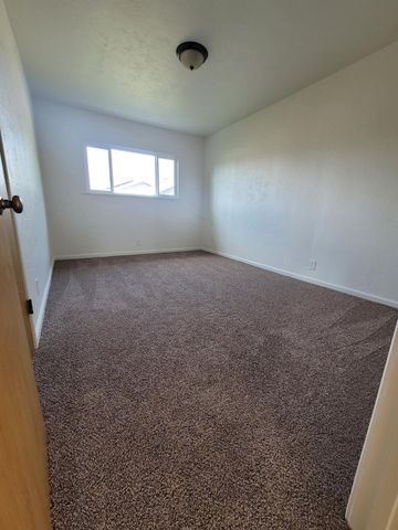 332 W Walnut Avenue, Visalia, CA 93277