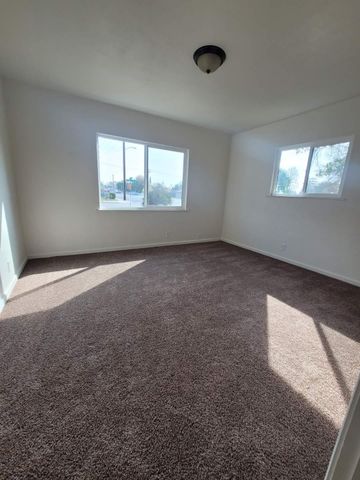 332 W Walnut Avenue, Visalia, CA 93277