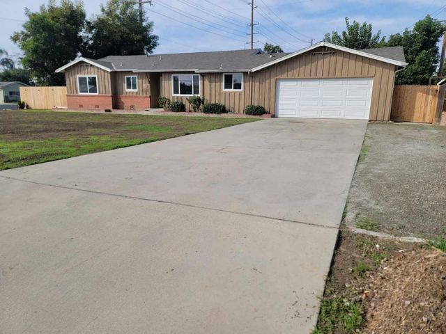 332 W Walnut Avenue, Visalia, CA 93277