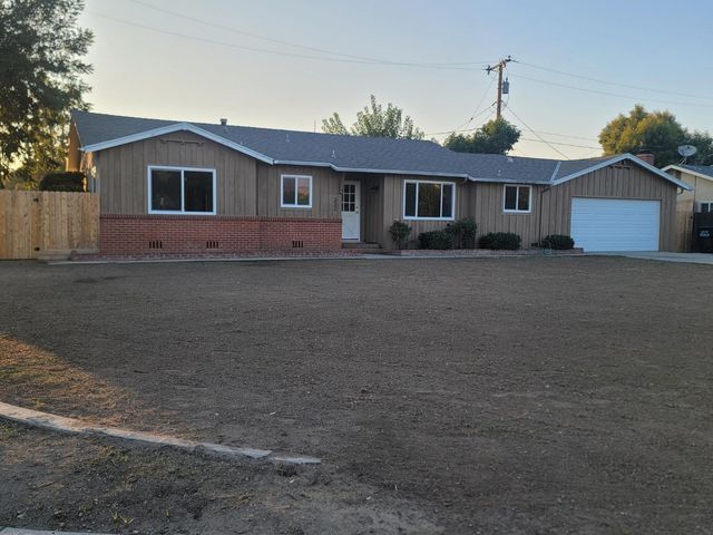 332 W Walnut Avenue, Visalia, CA 93277