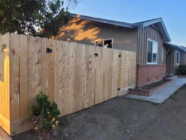 332 W Walnut Avenue, Visalia, CA 93277