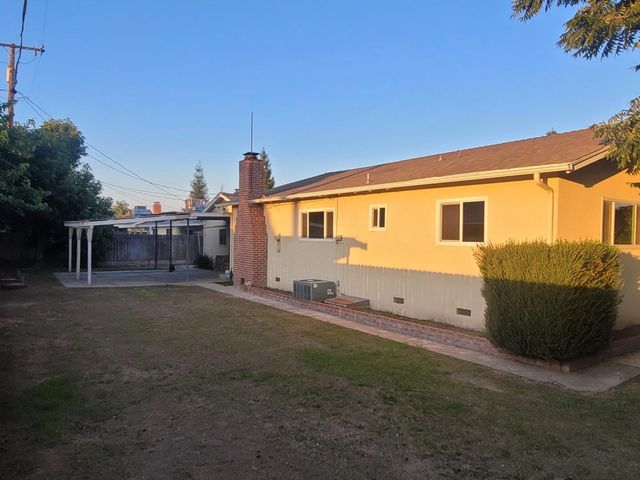 332 W Walnut Avenue, Visalia, CA 93277