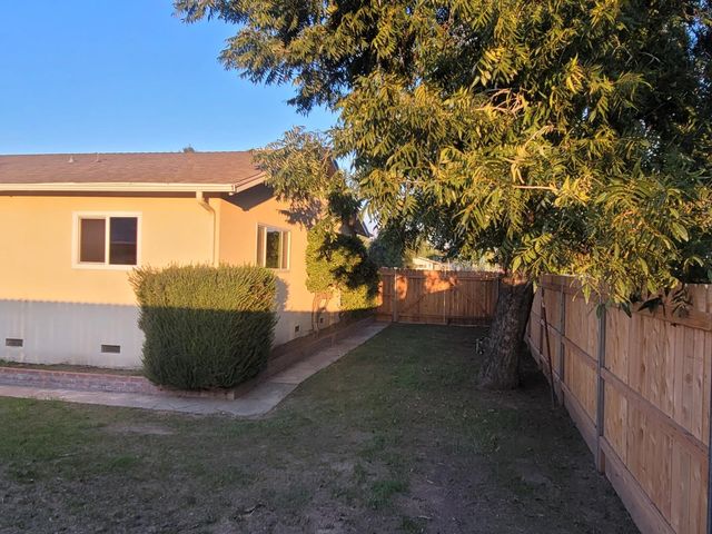 332 W Walnut Avenue, Visalia, CA 93277
