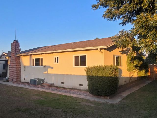 332 W Walnut Avenue, Visalia, CA 93277