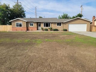 332 W Walnut Avenue, Visalia, CA 93277