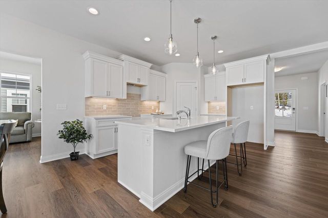 327 Sandy CIRCLE, Pewaukee, WI 53072