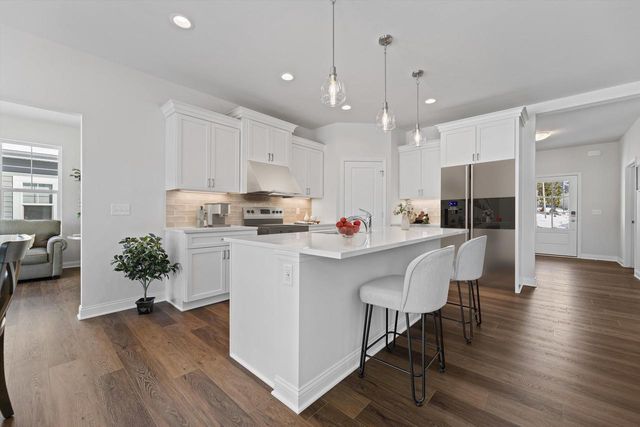 327 Sandy CIRCLE, Pewaukee, WI 53072