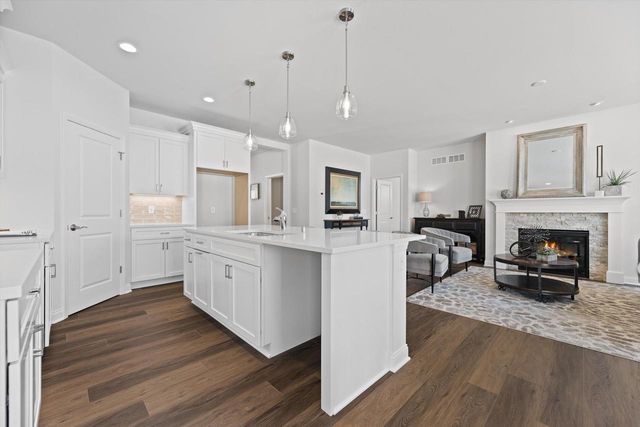 327 Sandy CIRCLE, Pewaukee, WI 53072