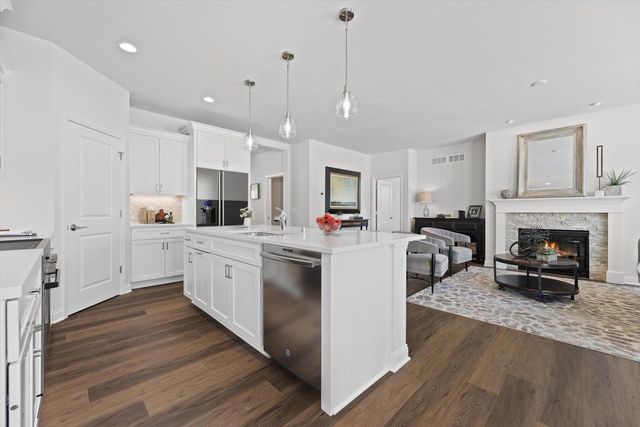 327 Sandy CIRCLE, Pewaukee, WI 53072