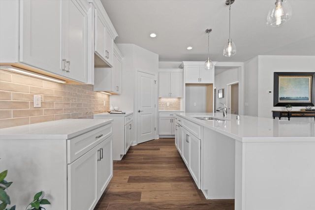 327 Sandy CIRCLE, Pewaukee, WI 53072