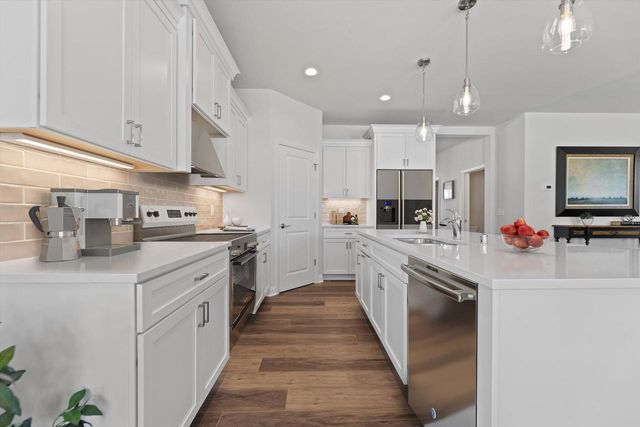 327 Sandy CIRCLE, Pewaukee, WI 53072