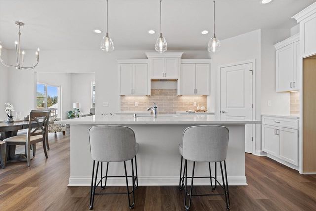 327 Sandy CIRCLE, Pewaukee, WI 53072