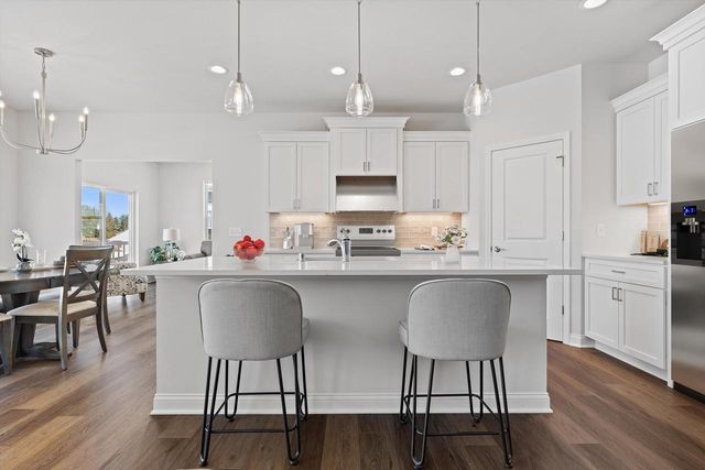 327 Sandy CIRCLE, Pewaukee, WI 53072