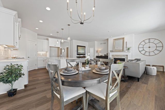 327 Sandy CIRCLE, Pewaukee, WI 53072