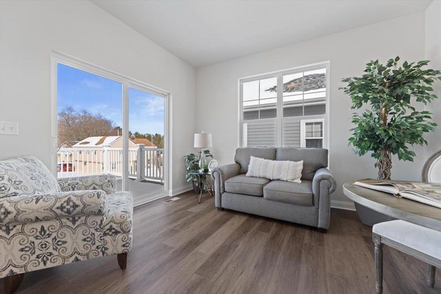 327 Sandy CIRCLE, Pewaukee, WI 53072