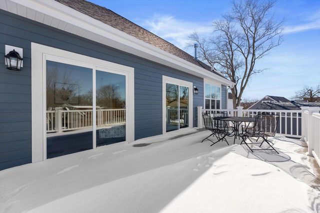 327 Sandy CIRCLE, Pewaukee, WI 53072