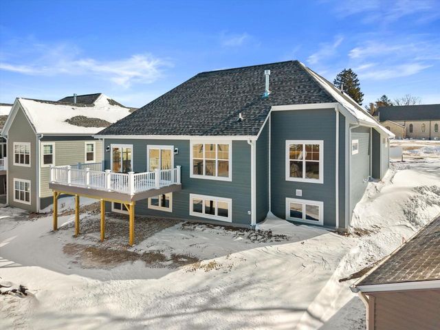 327 Sandy CIRCLE, Pewaukee, WI 53072