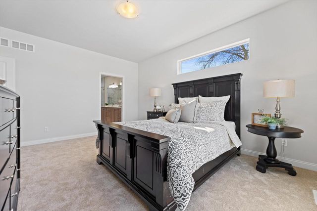 327 Sandy CIRCLE, Pewaukee, WI 53072