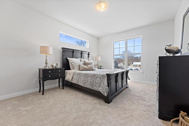 327 Sandy CIRCLE, Pewaukee, WI 53072