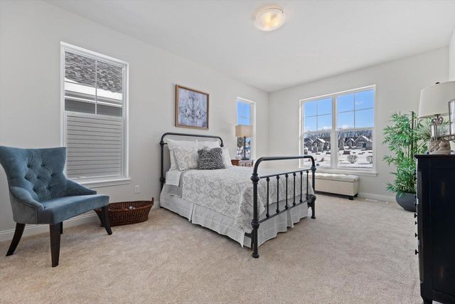 327 Sandy CIRCLE, Pewaukee, WI 53072