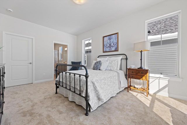 327 Sandy CIRCLE, Pewaukee, WI 53072