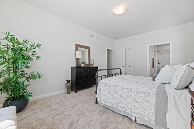 327 Sandy CIRCLE, Pewaukee, WI 53072