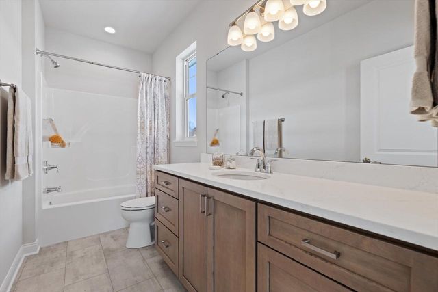 327 Sandy CIRCLE, Pewaukee, WI 53072