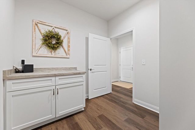 327 Sandy CIRCLE, Pewaukee, WI 53072