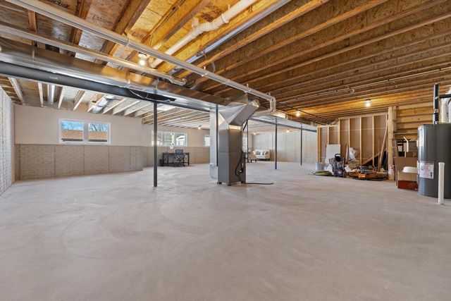 327 Sandy CIRCLE, Pewaukee, WI 53072