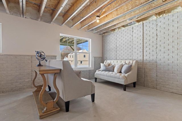 327 Sandy CIRCLE, Pewaukee, WI 53072