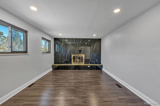 9498 Bassett Street, Livonia, MI 48150
