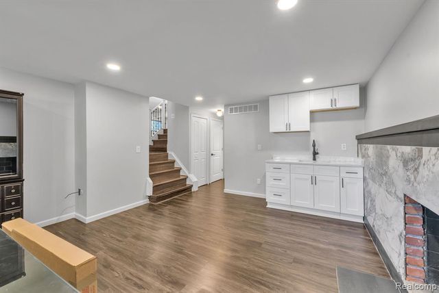 9498 Bassett Street, Livonia, MI 48150