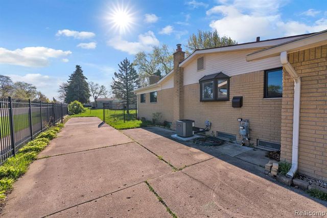 9498 Bassett Street, Livonia, MI 48150