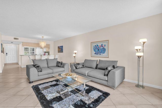 5842 Crystal Shores Drive 302, Boynton Beach, FL 33437