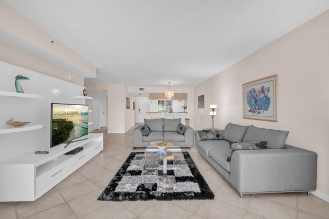 5842 Crystal Shores Drive 302, Boynton Beach, FL 33437
