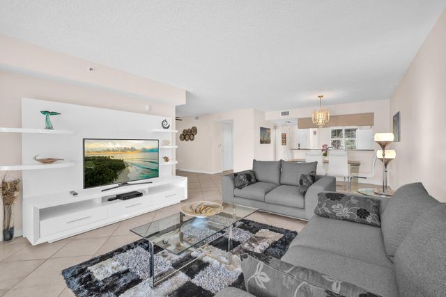 5842 Crystal Shores Drive 302, Boynton Beach, FL 33437