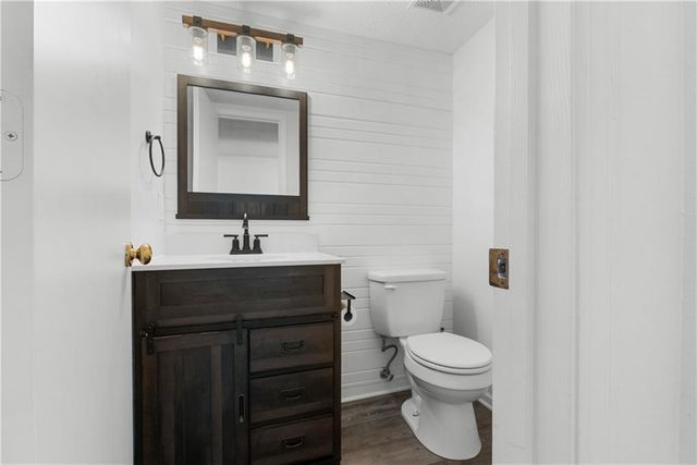 6020 NE Moonstone Drive, Lee's Summit, MO 64064