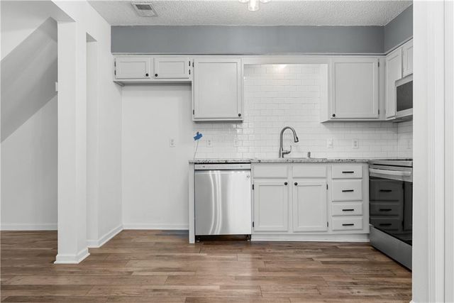 6020 NE Moonstone Drive, Lee's Summit, MO 64064