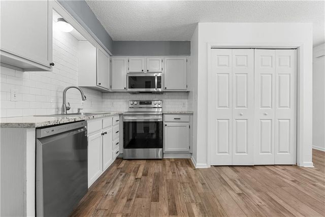 6020 NE Moonstone Drive, Lee's Summit, MO 64064