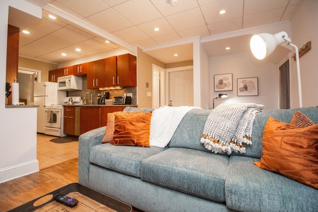 1253 Beacon St 4BB, Brookline, MA 02446