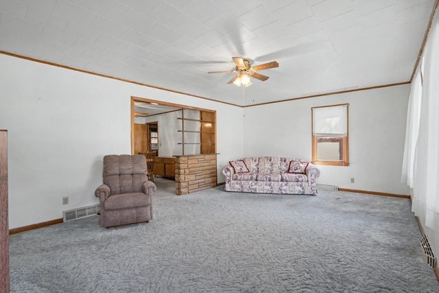714 6th St NE, Independence, IA 50644