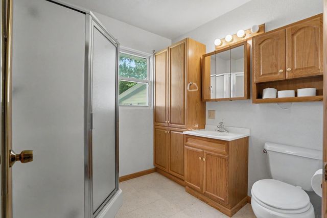 714 6th St NE, Independence, IA 50644