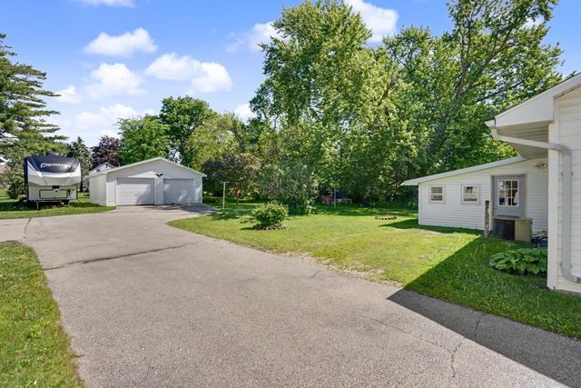 714 6th St NE, Independence, IA 50644