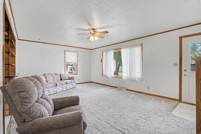 714 6th St NE, Independence, IA 50644