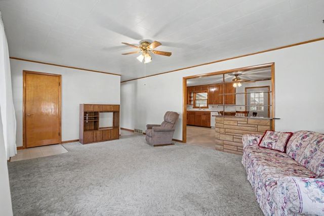 714 6th St NE, Independence, IA 50644