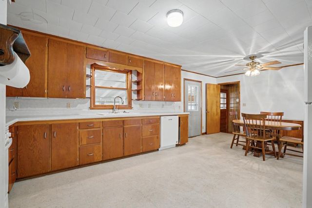714 6th St NE, Independence, IA 50644