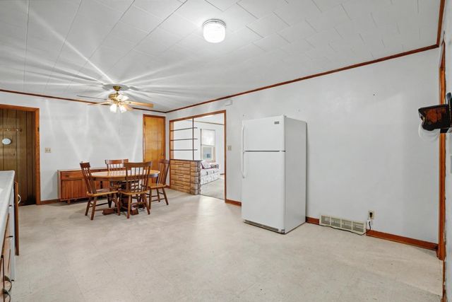 714 6th St NE, Independence, IA 50644
