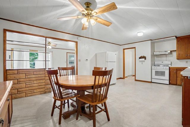 714 6th St NE, Independence, IA 50644