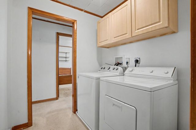714 6th St NE, Independence, IA 50644